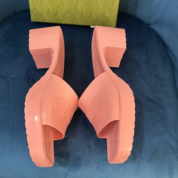 Gucci pink rubber logo embossed heeled sandals
Size 10 - Picture 5 of 12